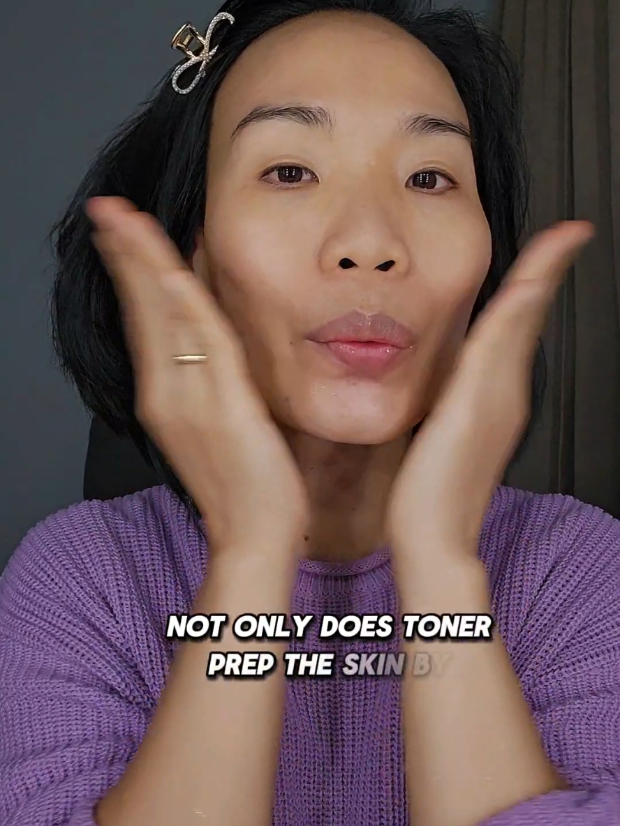 One of my favorite skincare steps: toner! It helps balance my skin’s pH, removes leftover impurities, and preps my skin to absorb serums and moisturizers better. Plus, it tightens pores, hydrates, and controls excess oil, leaving my skin refreshed and ready for the next steps! #trinhgeorg #natrualbeauty #facialexercise #faceyoga #SelfCare #facelift #toner 