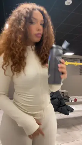 J’ai fini de nettoyer les machines de la salle avec mon ensemble couleur crème 🤷🏽‍♀️ plus jamaaaais #BeautyTok #pourtoi #fyp #GymTok #CapCut 