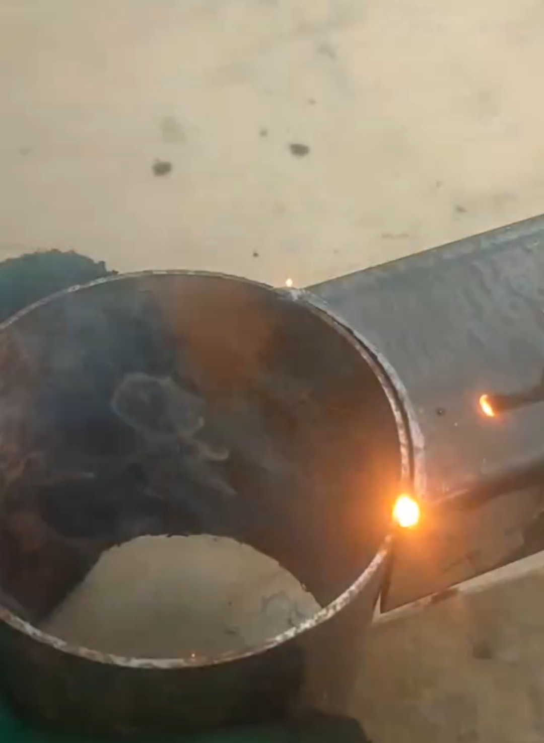 Welding Tips And Tricks 👩🏻‍🏭  #weldingcreativetools #welding #welder #weldernation #weldingart #perfectwelding #howtoweld #weldingtiktok #weldinglife #fyp #technique #fabrication #diyproject #metalwork #DIY #weldingschool 