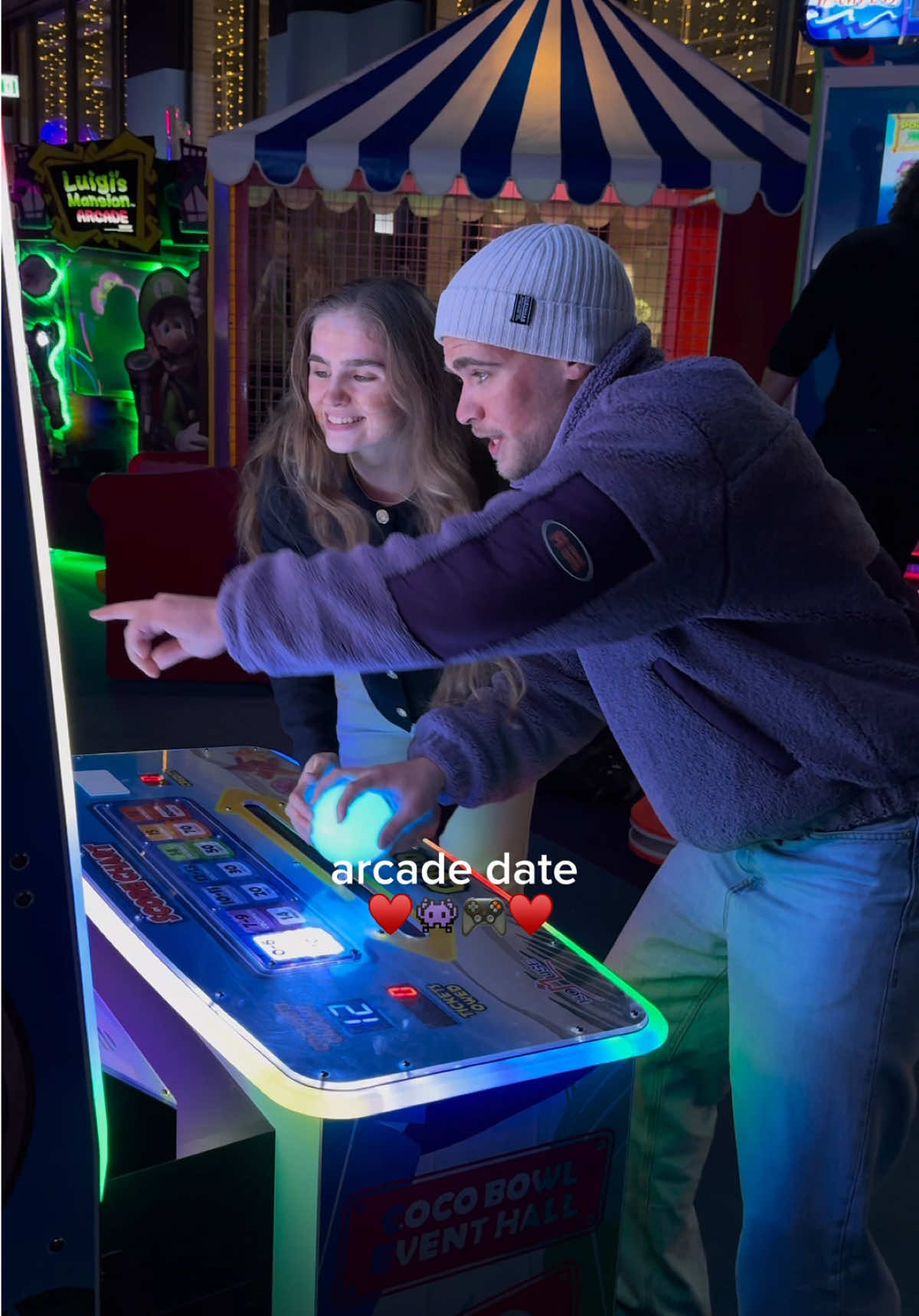 Dein Zeichen für ein Arcade-Date ♥️👾🎮♥️ Markiere jemanden, mit dem du gerne gemeinsam in der Spielhalle Spaß haben möchtest!💌 Your sign to have an arcade date ♥️👾🎮♥️ Tag someone you'd love to have fun at the arcade with! 💌 • • #arcadedate #gamingpartner #funtogether #arcadefun #gaminglove #arcadeadventures #partnergaming #arcadeatnight #arcade #dateideas #pinterest  #berlindateideas #pinterestinspired #couplegoals #beziehung #sweetmoments #savethedateideas #couple #berlinthingstodo #berlin #fyp #foryourepage #foryoupagе #foryou #fürdich 