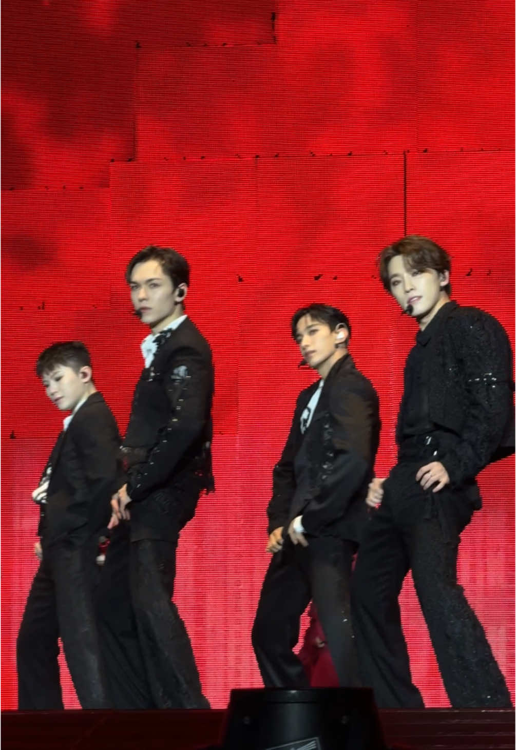 We slipped into the diamond life as SEVENTEEN (@SEVENTEEN) kicked off their last U.S. show of the [Right Here] World Tour with their 2019 hit “Fear.” 💎#SEVENTEEN #SVT_RIGHT_HERE_WORLDTOUR (🎥: @kristine)