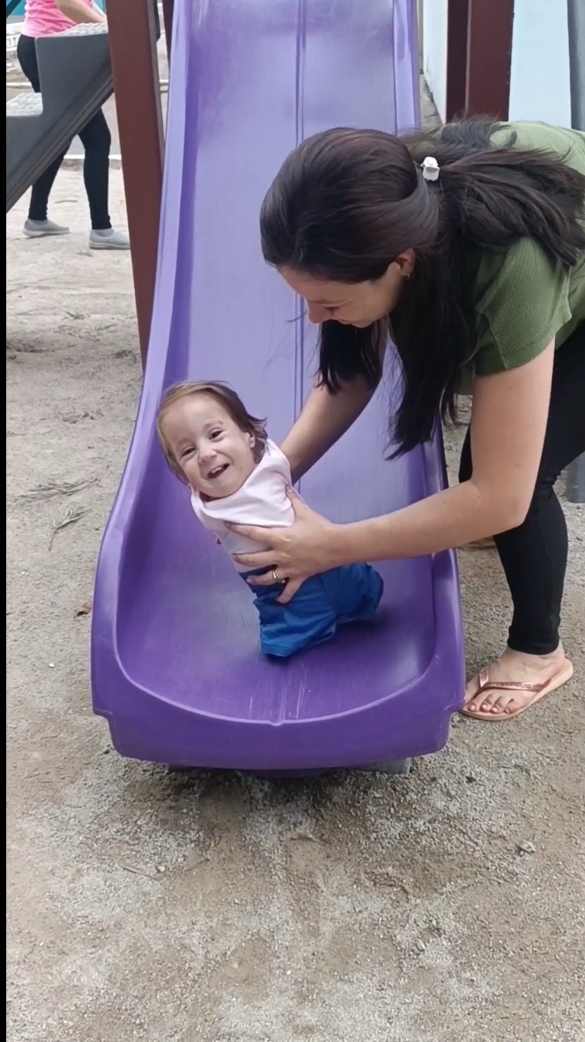 Meu maior amor ❤️  Lembrando que crianças atípicas também são felizes e tem o direito a vida como qualquer outra criança.  #brincando #parque #inclusao #deficiencia #atipica 