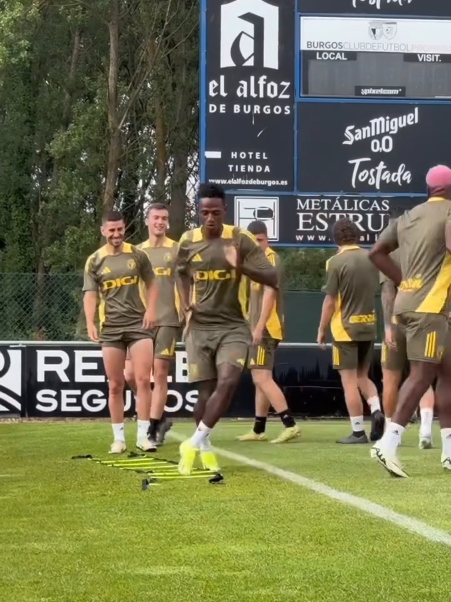 E esse gingado aí? 🕺⚽ O aquecimento tá em ritmo de samba! 🤣🤣 🎥: burgos_cf #FutebolInternacional #Humor