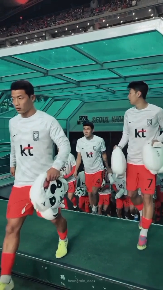 Squad timnas Korea Selatan🇰🇷 Ini pemain bola apa aktor kdrama sih🥵 #southkorea #timnaskoreaselatan #fyp #foryou #football #footballtiktok #southkorea #sonheungmin #hwangheechan #kimminjae #choguesung #leekangin #kimjisoo #choyumin #paikseungho  #youngwoo #footballedit #korsel🇰🇷 