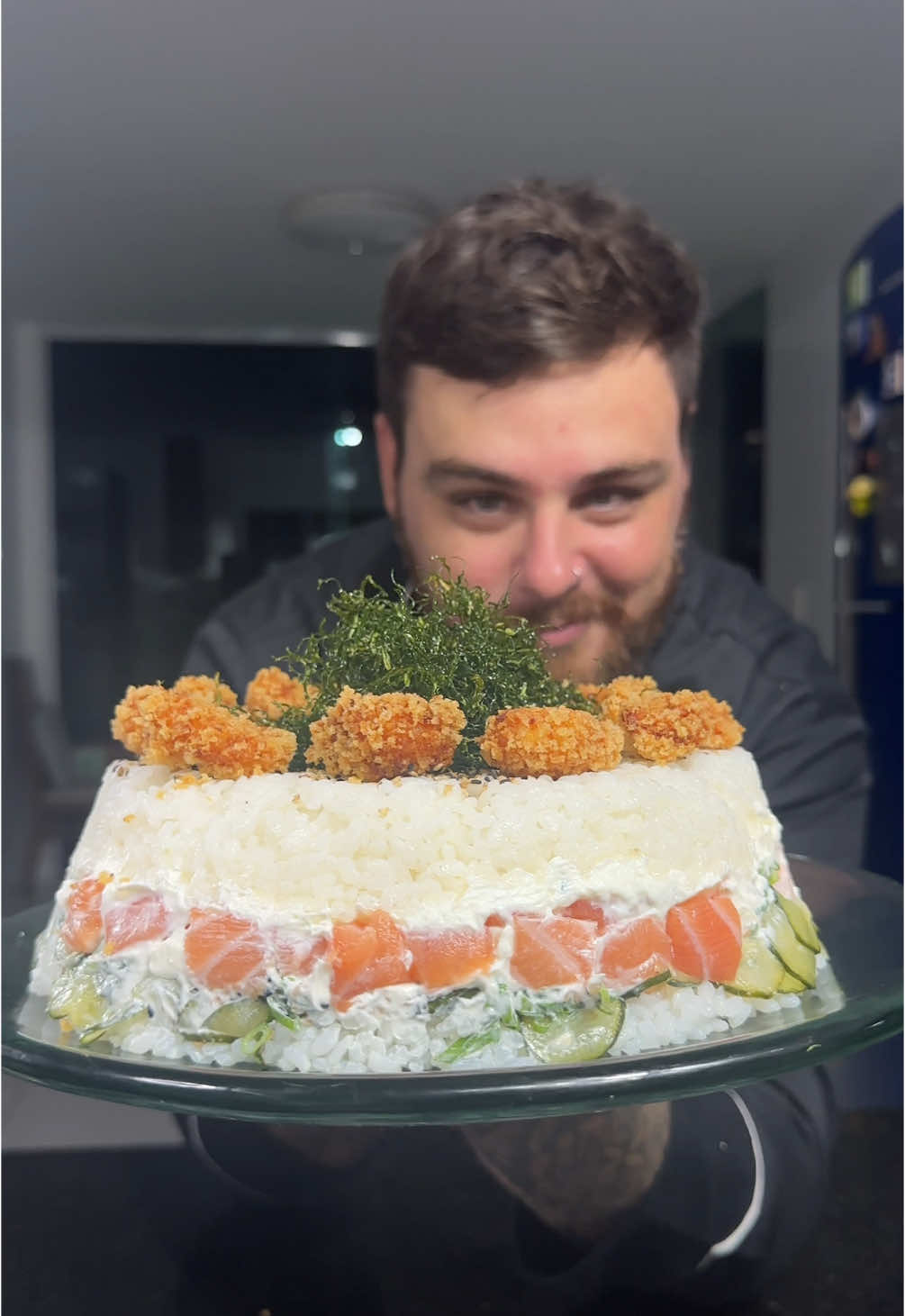 Quer aprender a fazer o melhor Bolo de Sushi da sua vida?! Então se liga ai! A gente escolheu a forma mais prática que foi comprar uma parte dos ingredientes já preparados e prontos para montar, lá na @tokadospescados Mas também vende tudo pra preparar a sua comida japonesa do zero! Se quiser a receita do arroz japonês, é só correr lá na minha outra rede. #receita #receitafacil #receitinha #receitarapida #dicadereceita #comidafacil #receitadejapa#receitasimples #receitacaseira #explorer #camarao #receitadochef #chefdecozinha #sushiemcasa #sushi #comidajaponesa #hotroll