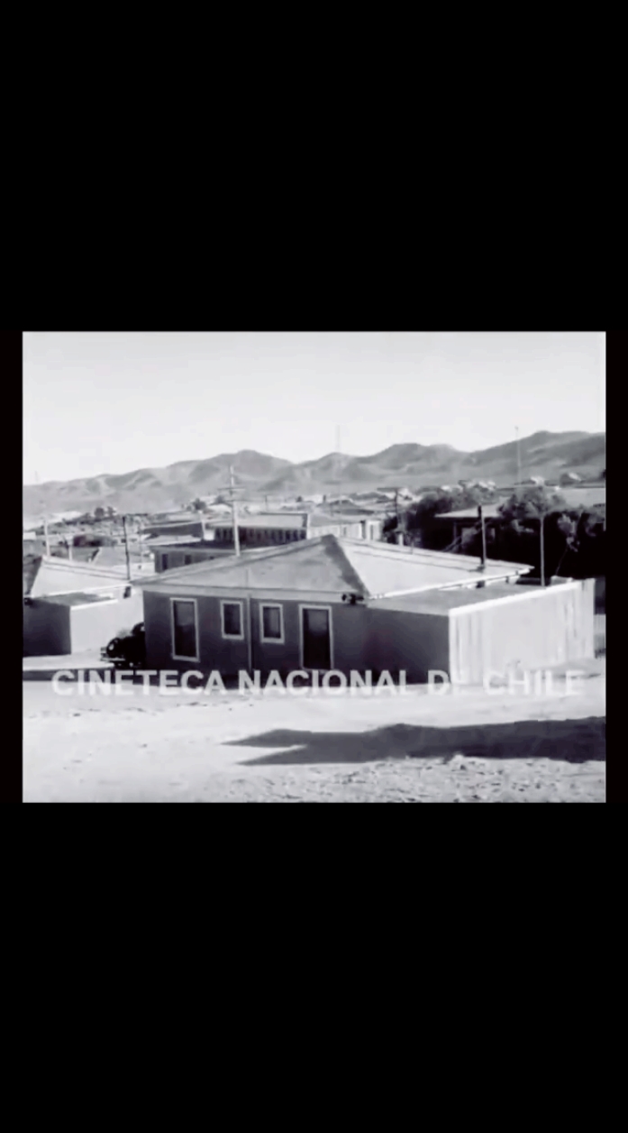 Gira del Presidente Pedro Aguirre Cerda a las provincias del norte del país, realizado a mediados de 1939. El viaje comienza a bordo del buque El Araucano, junto a una comitiva con ministros, parlamentarios y periodistas. La primera parada es en Arica, donde además visita el valle de Azapa. Luego, el viaje continúa por Iquique, Tocopilla, Antofagasta, Calama, Chuquicamata, Chañaral, Copiapó, Huasco, Freirina, Vallenar, Coquimbo y La Serena. @CODELCO #fouryoupage #todos #calama #fouryoupage #chuqui #chuquicamatinos #chuquicamata #hospital #cobre #calama #tierradesolycobre #campamentochuquicamata #reelschile #nortechileno