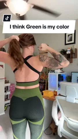 Green is my weakness🖤💚 #leggings #workout #workoutfits #gymfits #loungewear #cozyathome #blackfriday #cybermonday #kimpossible #workoutsets 