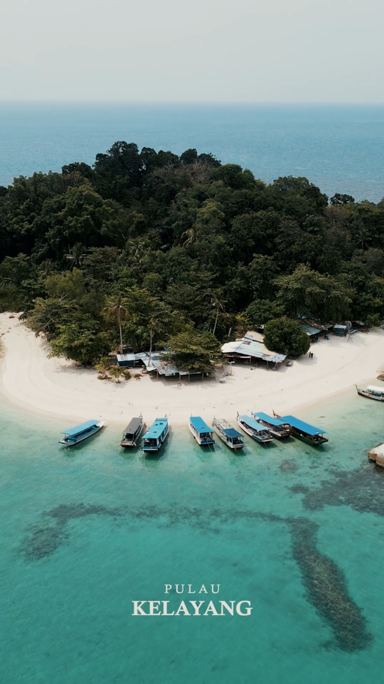 PULAU KELAYANG Pulau ini menjadi salah satu tujuan untuk hopping island jika berkunjung ke Belitung. dipulau ini tersedia warung dan makanan seafood yang fresh dan mantap untuk makan siang kamu. selain itu juga pulau ini juga mempunyai GOA Kelayang yang tersusun dri batuan granit yang sangat syg bila terlewatkan #pesonaindonesia #wonderfulindonesia #belitungisland #fyp #belitung 