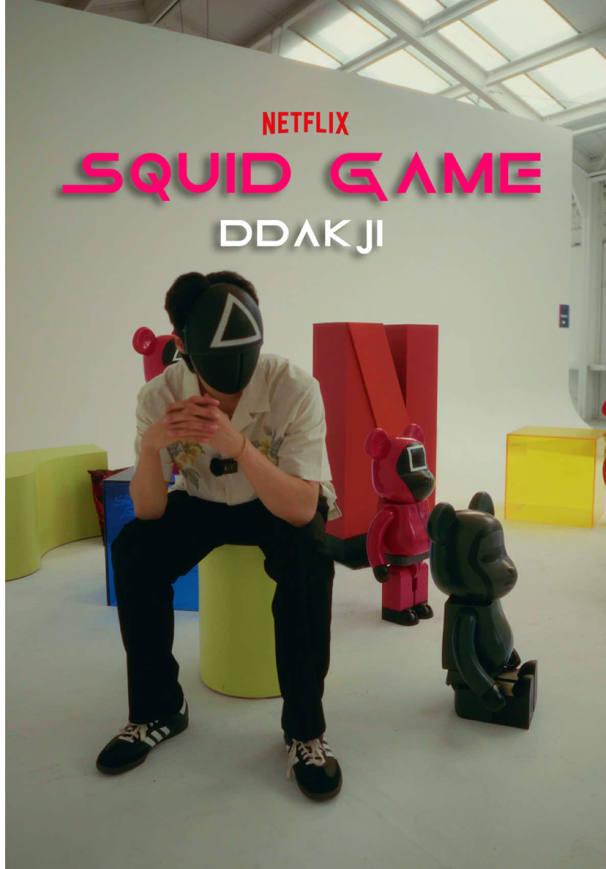 I met with the recruiter during my trip in Seoul. Can I beat him at Ddakji in ONE TRY?? Keep watching and find out. Who’s ready for Squid Game Season 2 on December 26? 🤔🦑🎮 @Squid Game Netflix #SquidGame2 #netflix #squidgame #ddakji #seoul #korea