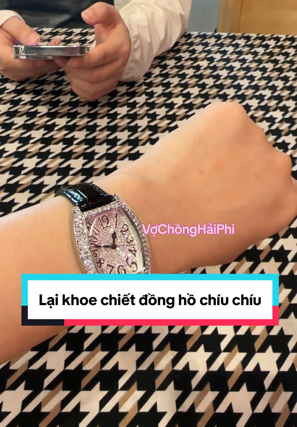 #vợchồnghảiphi #shophaiphi #haiphishop #skincare #chamsocda #lenxuhuon #xuhuong #xuhuongtiktok2023 #1000fans #philivestream #phimypham168 #buổilivebấtổn #trend #hoclivestream  #haiphishop #daotaohocvien #tuyendung #phicute #phiphi #buổilivebấtổn #philivestream #phimypham168 #vợchồnghảiphi #trend #LearnOnTikTok #hottrend #trendhot #trendhomnay #nhasangtao #lamdep #mypham #myphamnoidiatrung #化妆品推荐 #chiase #phitamly #chutichphi #bachuphi #phi #giupdo #giupich #giupdonguoikhac #long #longervideos #创作者中心 #longdistancerelationship #livechuinhau #phichửichồng #phi #funny #phifunny #livechửinhau #livebatchap #livecãilộn #mayacãinhau #mayachửi #cliphài #hoc #hoccungtiktok #hoclamvideo #hoclivestream #hocxaykenh #cachlamvideo #baphi #chongbaphi #livehay #livesangtao #Master2023byTikTok #vochongphi #越南媳妇 #中越夫妻 #中越夫妇 #中国老公 #laychongtrungquoc #doan #doanvattrungquoc #doanvat #ancaigicungduoc #angi #angingon #muagiangsinh #muadoan #doantrungquoc #anvatngonnn #送礼  #muagilamqua #礼品 #送什么礼物 #茶叶出口 #荷叶茶 #上等茶 #tra #tracaclo #tea #teas #dongho #donghonu #donghodayda #donghodep 