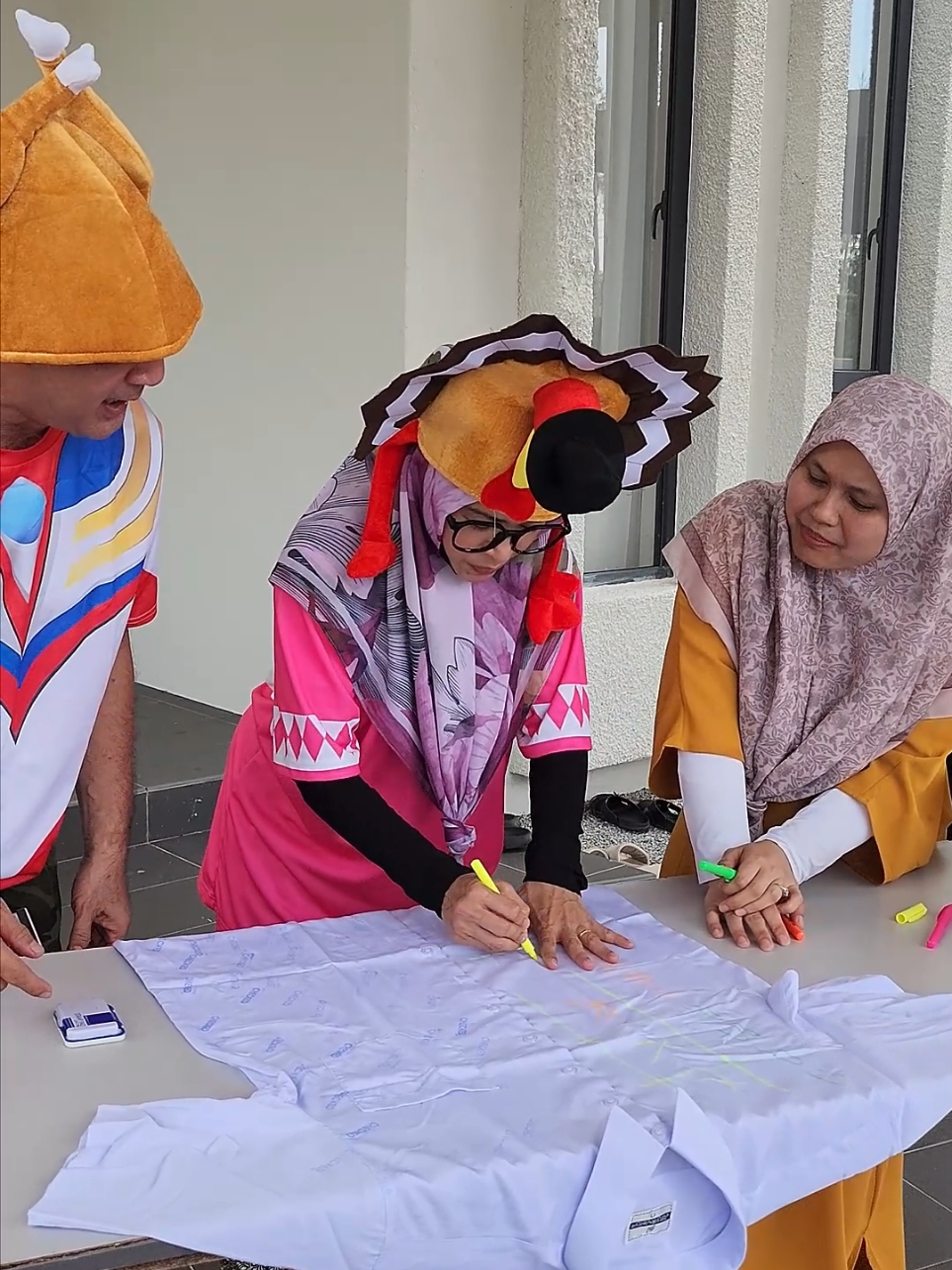 Aksi tiga budak sekolah membersihkan baju sekolah putih dengan penuh usaha dan semangat. Part 1