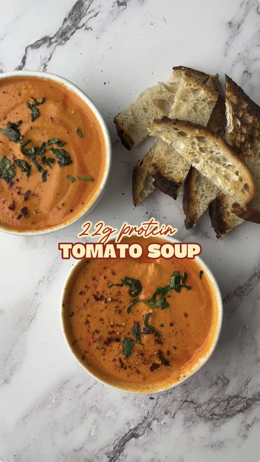 Recipe (serves 2): 🍅400g tinned tomatoes 🍅300g cottage cheese 🍅100g roasted red peppers  🍅1tsp minced garlic 🍅1tsp crushed chillies 🍅handful of fresh basil Macros per portion: 📊201kcals - 22P | 4F | 19C #soup #Recipe #highprotein #lowcalorie