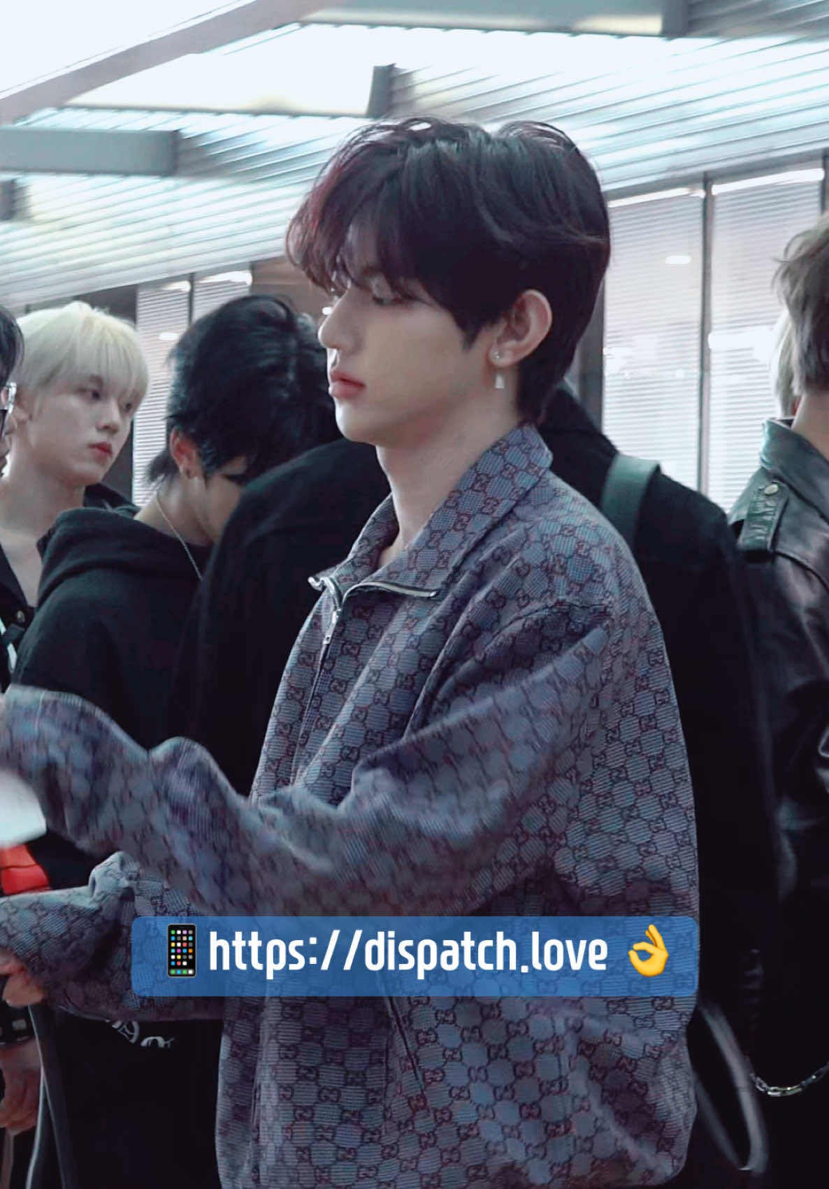 Dancing at the airport ⬇️ Download now! Kpop Dispatch APP  📌 https://dispatch.love #제로베이스원 #zerobaseone #디스패치 #kpop #dispatch #app #wallpaper #GetDispatchApp 