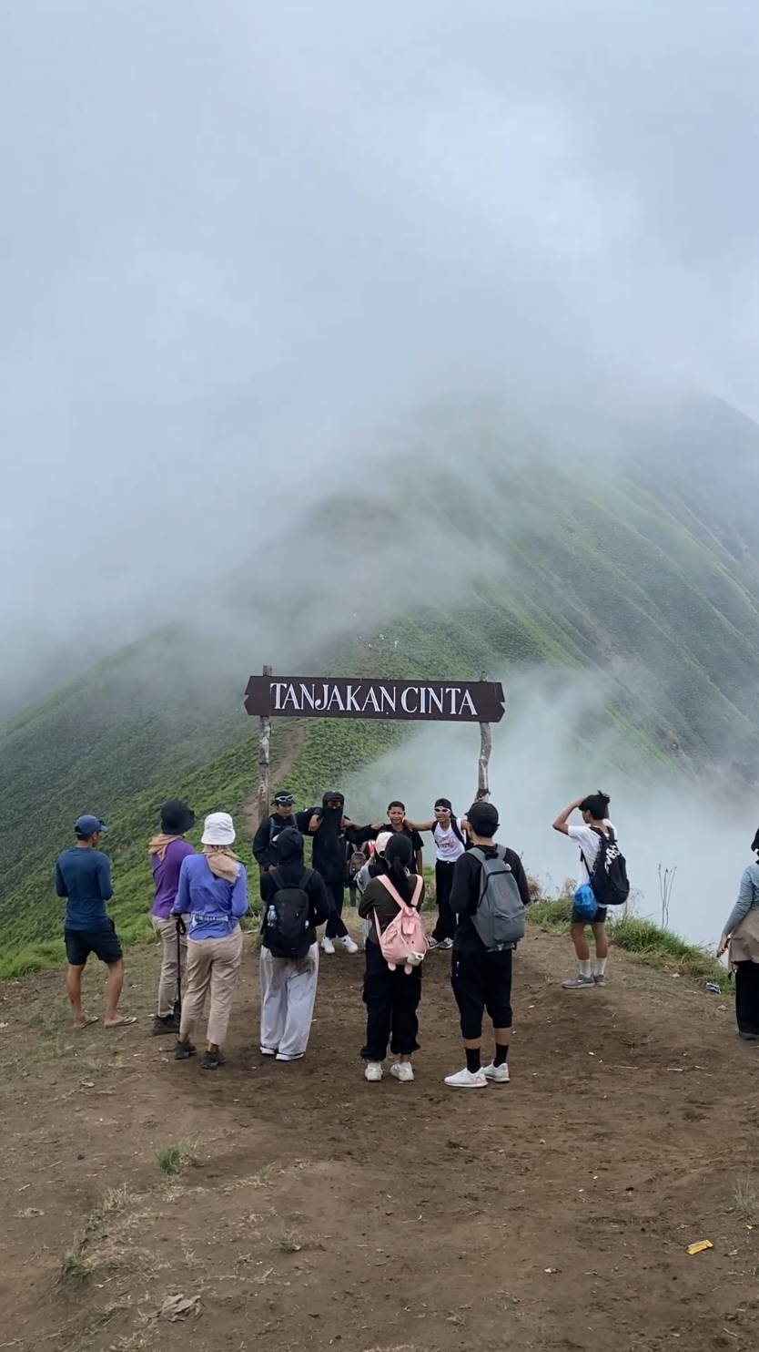 Suasana Ketika Kamu Tek Tok di Hari Minggu, Rame Banget 😅 #bukitanakdara2000mdpl #pendaki #pendakigunung #pendakiindonesia #tektok #bukitanakdara2000mdpl #sembalun #lombok #fyp #foryou #fypdongggggggg 