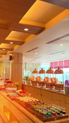 Lunch sepuasnya cuma Rp 100.000 nett per orang! 🍽️✨ Nikmati hidangan lezat di Como Resto, Quest Hotel Simpang Lima Semarang. Tersedia setiap hari mulai pukul 11.00 - 14.00 WIB. Ajak teman dan keluarga, karena makan siang enak nggak harus mahal! 😋 #LunchBuffet #QuestHotel #KulinerSemarang #questhotel 