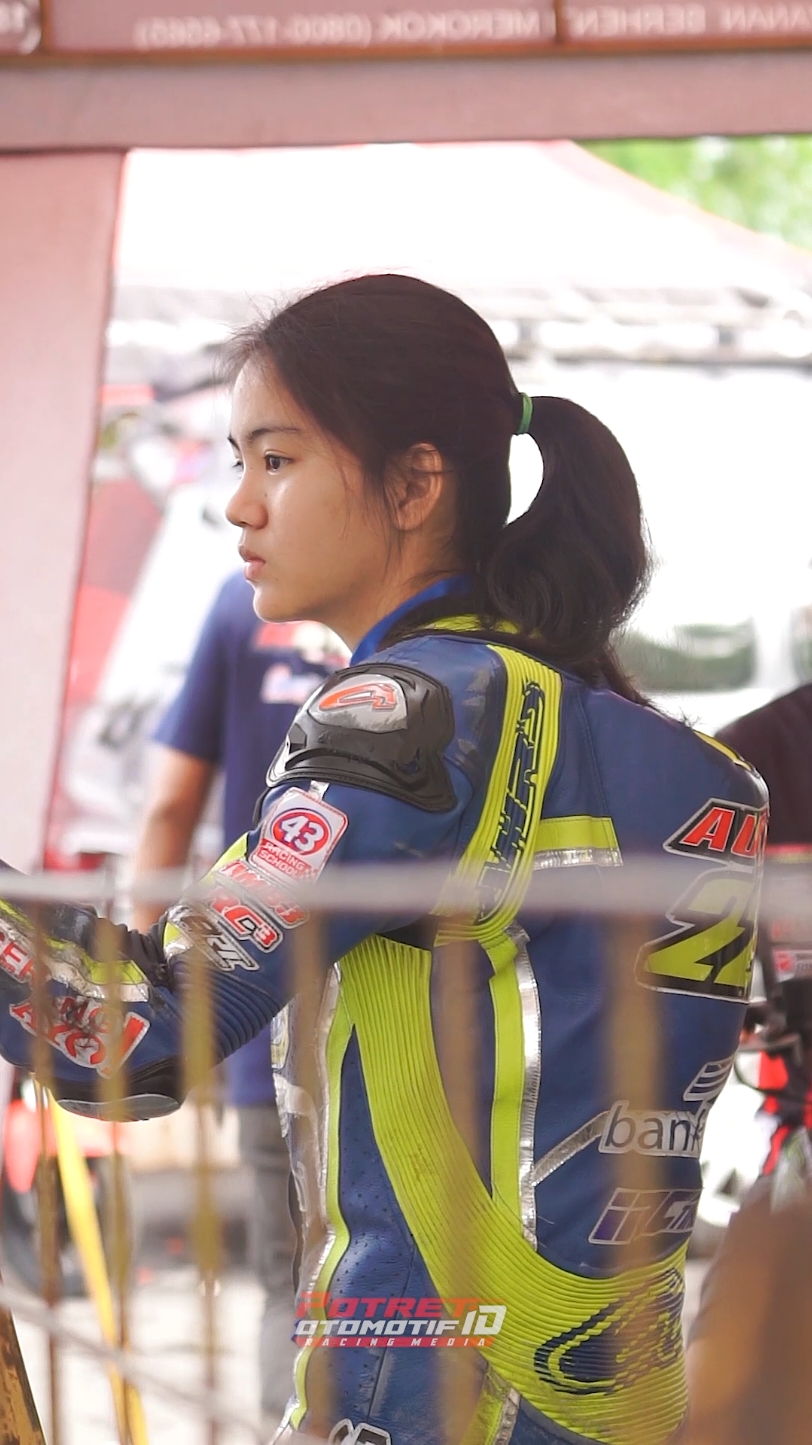 ladyracer 🥵 . . . . #WomenOfTikTok #womenmotorcycle #ladyracer #roadraceindonesia #balapmotorindonesia #foryoupage #pelitfyp🎟️ #galaubrutal 