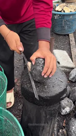 Weird Roatsed Coconut In Thailand 🔍 Business name  ร้านเจ๊ตา4น้ำ 📍Address 39/2 ม10 Kradangnga, Bang Khonthi District, Samut Songkhram 75120, Thailand 💵 Price  25 Baht/$ 0.75 USD #coconut #thailand #viral 