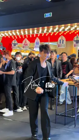 Gin Tuấn Kiệt ôm bó hoa to cùng nhan sắc siêu thực tại buổi ra mắt Mv của Trúc Nhân #kenhquaysao #showbiznewsbykenhquaysao  #TrucNhan#khongragi #gintuankiet 