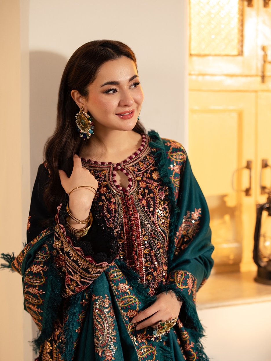Pashmina Collection by Asim Jofa | Launching Today at 6 PM AJKI-06 | 3-PCS | Unstitched | Rs. 12,450/- Embrace the allure of night with this stunning black ensemble, a canvas of intricate embroidery that tells tales of grandeur. The black shirt, embroidered to perfection, is adorned with a vibrant medley of multicolored threadwork, sequins, and zari, each stitch glimmers like stars scattered across a velvety sky. Paired with a sumptuous emerald green shawl, embroidered with motifs that celebrate the rich tapestry of culture, this ensemble wraps you in a cloak of sophistication and warmth, perfect for winter soirées. DESIGN DETAILS: •	Embroidered front neckline on self twill •	Embroidered front with border on self twill •	Embroidered back neckline on self twill •	Embroidered back with border on self twill •	Pair of embroidered sleeves with border on self twill •	2.5 meter embroidered border for front & back chaak on self twill •	2.5 meter embroidered shawl with 4 side border on self twill •	1.5 meter wide width self twill for trouser Featuring: @haniaheheofficial For More Details, Visit: https://asimjofa.com/ #AsimJofa #IWearAsimJofa #PashminaCollection #HaniaAamir #Unstitched #Embroidered #Luxury #WinterCollection #Winter #Fashion #trending 