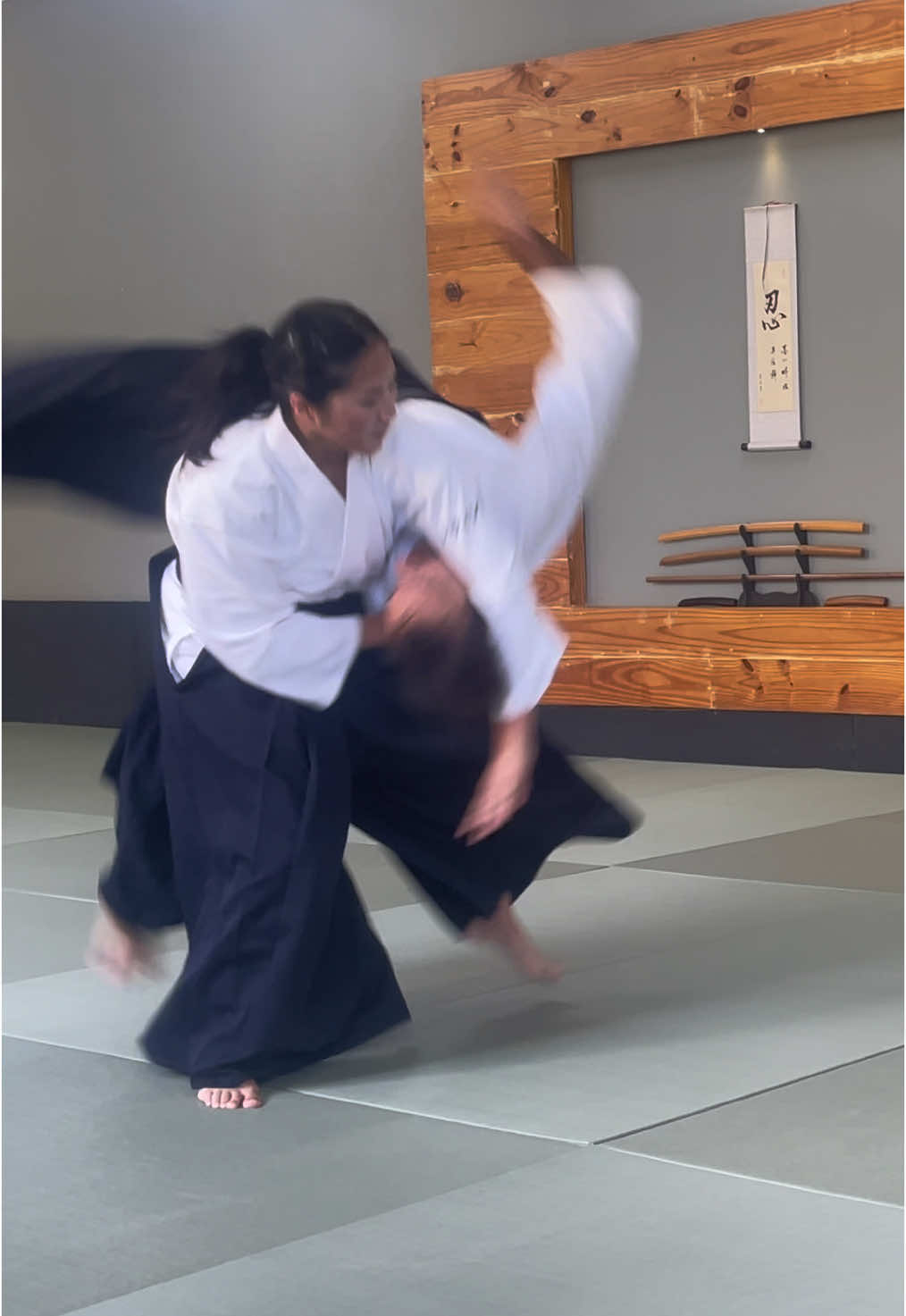 Irimi-nage (入身投げ) é uma técnica de projeção usada no Aikido que incorpora o princípio de irimi. Traduzido como “projeção ao entrar com o corpo”, envolve entrar no espaço do oponente de forma direta e fluida para desestabilizá-lo e direcioná-lo ao chão. O irimi-nage é uma das técnicas mais emblemáticas desta arte marcial, representando a filosofia de se mover de forma harmoniosa e direta, utilizando a energia do oponente ao invés de bloqueá-la ou resistir a ela. Vídeo gravado durante Koshukai com a Sensei Laetitia Dubasin (6º dan Aikikai) no Munen Mushin Dojo. #munenmushindojo #aikidoseminar #aikidolifestyle #aikidoforall #aikidoka #aikidoclass #aikidobrasil 