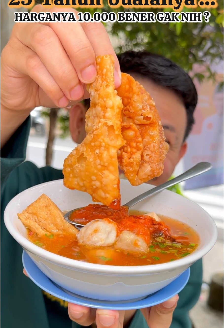 Ini gw sering lewat sinih kalau ke jakarta, gw pas lewat selalu liat bakso malang Ini. Namanya kalau gak salah bakso malang joni. Kalau di depan mesjid dari jam 10 Pagi - jam 2 siang. Terus di pindah ke bawah, gw gak tau bawah mana tuh. 📍Bakso Malang ( Depan Mesjid AL Mu‘ awanah ) Jl. Swadarma raya No.3 Ulujami. Pesanggrahan. Jakarta Selatan ⏰ 10:00 - 14:00 📜 Halal 💵 10.000 📆 Setiap Hari Buka #baksomalang 