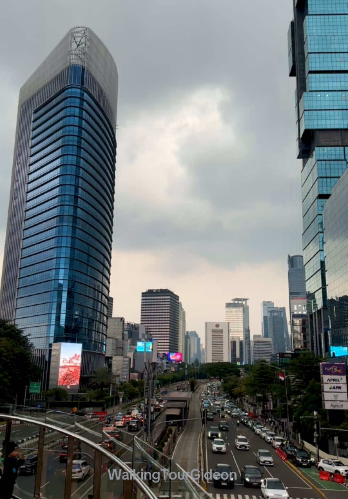 Jalan-jalan di Jakarta Pusat, Langit Mendung Bikin Suasana Makin Aesthetic! ☁️✨  #explorejakarta #jalanjalansore #fyp #fypage #jakartavibes #explorejakarta #kotajakarta #cityview #jakartacity #agoramall #autographtower #skyscraper #langitjakarta #jalanjalantraveling #jakartapusat #tiktoktraveltrend #haltetosari #bundaranhi 