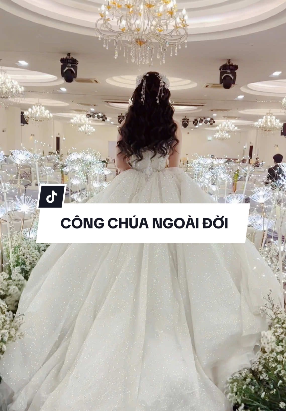 Công thức tạo công chúa: Váy xoè trắng + tóc mây 👰🏻‍♀️🦋 #vaycuoicongchua #bridaldress #fyp #princess 