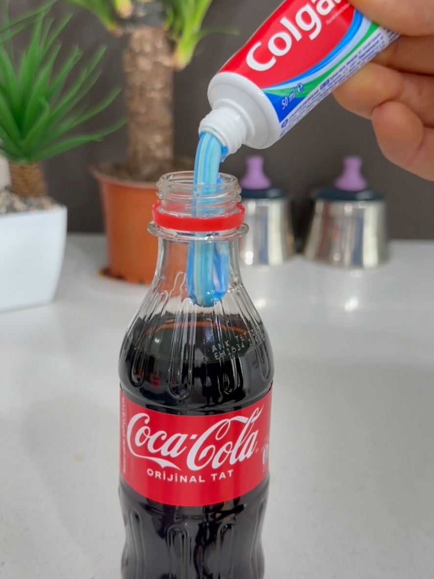 Cola ile Diş macununu karıştırın, olanları tahmin etmeniz münkün değil #shorts #tips #cleaninghacks #lifehacks 