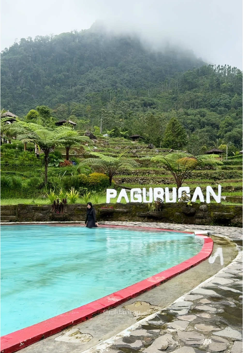 di tengah persawahan + view bukit !!! bakal balik lagi siiii iniii beneran segerrrr airnya soalnya dari mata air pegunungan 💧 📍Pagubungan Melung, Kedungbanteng, Banyumas. #pagubunganmelung #wisatabanyumas #explorepurwokerto #ttpetualangpro 