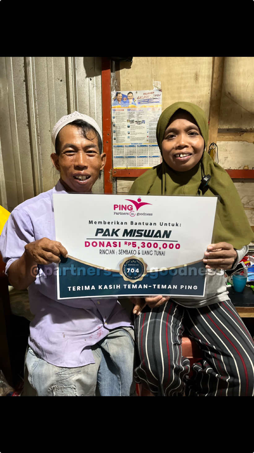 Ada kelegaan di wajah yang teramat murung saat itu. Bapak Miswan dan istri benar benar tak menyangka akan di curahkan rejeki oleh Allah melalui tangan tangan baik teman teman PING. Beliau seorang disabilitas yang setiap hari bekerja memulung barang plastik bekas dengan gerobak nya. Uang tunai yang kini telah sampai ke tangan Bapak Miswan akan beliau pergunakan untuk melunasi tunggakan kontrakan dan juga spp anak anak beliau, yang kebetulan hari itu adalah jatuh tempo yang di berikan pemilik kontrakan. Rasa lega, plong, seolah terangkat beban yang menggelayut dipundak mereka. Ada juga sembako yang bisa memperingan bapak Miswan, untuk memenuhi kebutuhan sehari hari beliau dan keluarga. Mata pak miswan dan istri pun basah dengan airmata haru dan bahagia. Bapak Miswan dan Istri berkali kali mengucapkan terimakasih seraya memanjatlan doa doa tulus memohonkan segala kebaikan untuk semua teman teman PING. Semoga Allah Subhanahu Wa Taa'la memberikan balasan yang berlipat lipat dan memudahkan kita semua meraih apa apa yang kita cita cita kan. . . . #bantubapakmiswan #dhuafa #sukmajaya #depok #partnersingoodness  . @partners_in_goodness