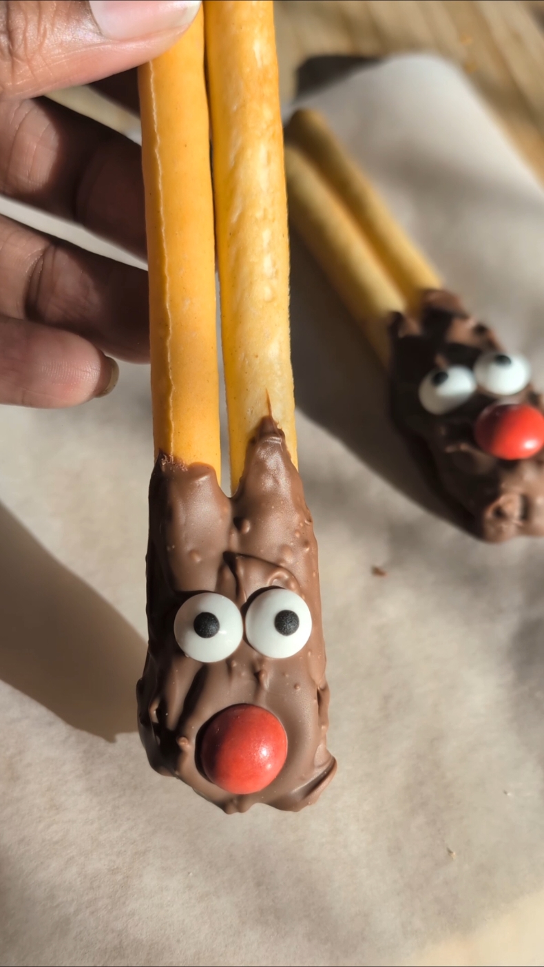 CHOCOLATE BREADSTICK RUDOLPH 🦌🍫 All you need is breadsticks, melted chocolate, red smarties or skittles and edible eyes! Get creative with your little ones this Christmas with this simple yet effective idea 💛🎄 #christmas #christmaschocolate #christmasideas #christmasfood  #rudolphtherednosedreindeer #rudolph #mumhack  #fyp #chocolate 