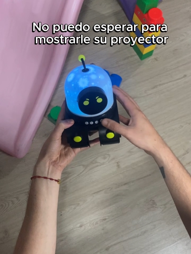 Se lo regalarías a tu hijo ? 🤔 #RobotProyector #HoraDeDormir #HistoriasParaNiños #ProyectorDeCuentos #SueñosMágicos #robot #proyector #Tecnología #Regalo #ParaNiños #Proyección #Bluetooth #JugueteInteractivo  #ProyectorInfantil Este robot proyector de cuentos convierte la habitación en un escenario mágico. Con tecnología de proyección y conectividad Bluetooth, permite compartir imágenes y sonidos que crean una atmósfera especial antes de dormir. Su diseño interactivo está pensado para atraer la atención de los niños y hacer que cada noche sea una nueva aventura llena de luces y personajes. Perfecto para establecer un ritual nocturno en familia, este proyector ayuda a calmar, entretener y fomentar la creatividad de los más pequeños, transformando el momento de ir a la cama en algo que esperan con ilusión.