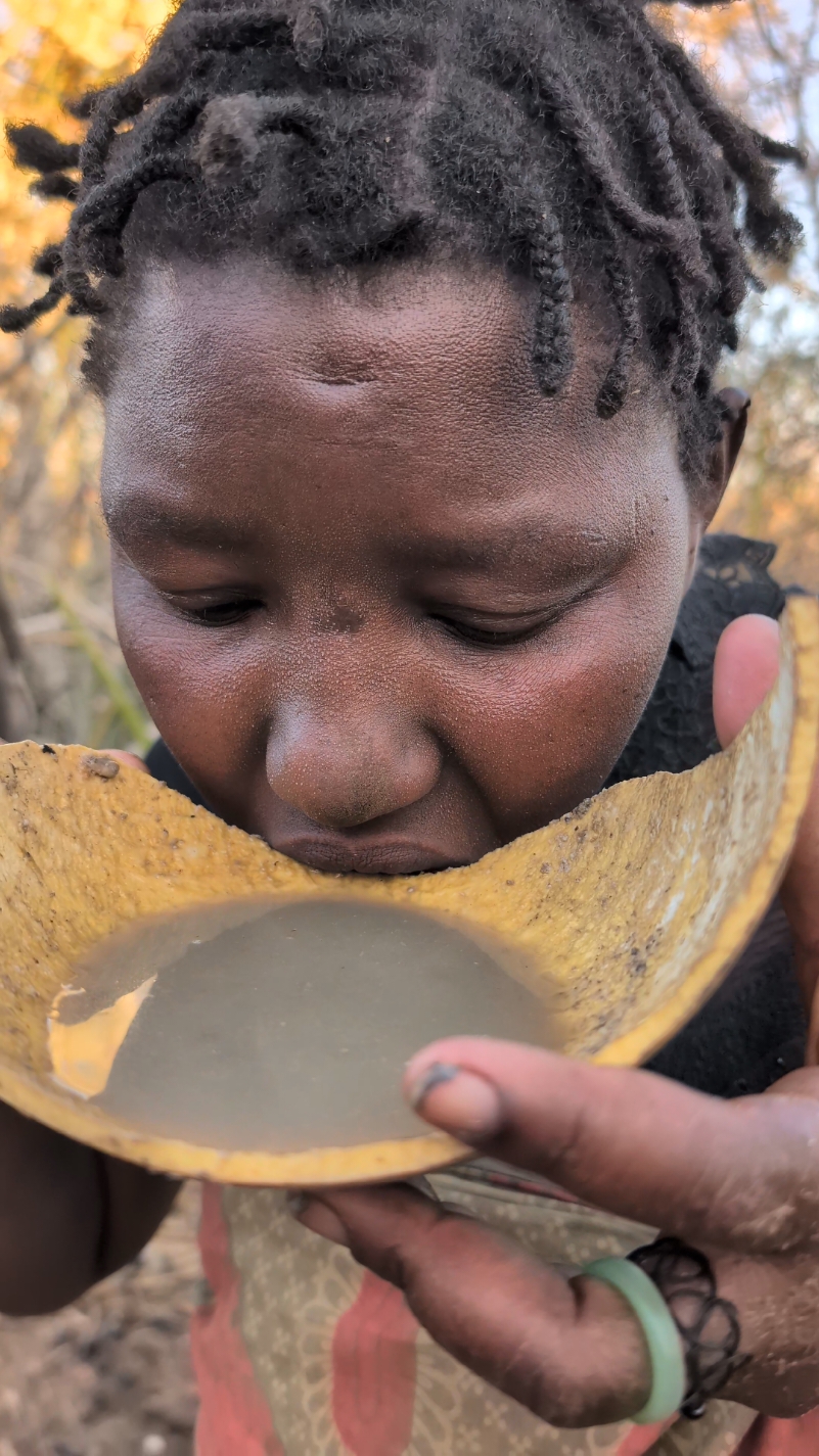 What a Love 💕 See how hadzabe man offer his wife a food delicious One 😋🍲#africatribes #hadzabetribe #villagelife #USA #tiktok 