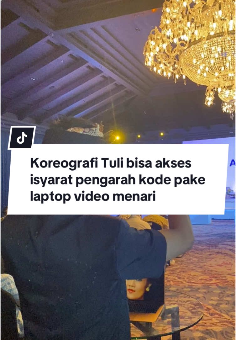 Koreografi Tuli isyarat pengarah kode pake laptop  tanpa dengar suara teman-teman Tuli untuk tari Puspanjali dalam acara Gemba Astra Finance. 