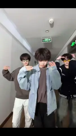 Ngầu quá dị em 🫣 #TikTokAwardsVN #trầndịchhằng #chenyiheng #trầndịchhằng_f4 