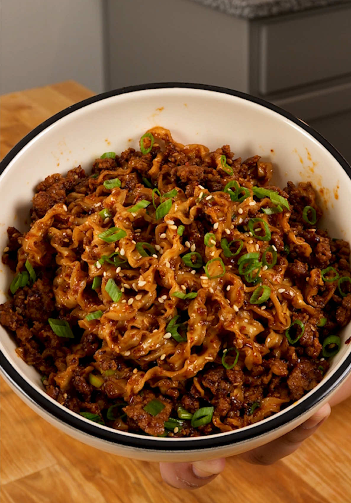 This is “Wife me up!” Chili Garlic Noodes 👰🏼‍♀️  Ingredients: - Noodles (2 portions) - Neutral Oil (¼ cup) - Chili Flakes (3 tbsp) - Soy Sauce (2 tbsp) - Black Vinegar (1 tbsp) - Sugar (1 tbsp) - Garlic (4 cloves) - Ginger (½ in knob) - Green Onion (4 stalks) - Sesame Seeds (tt) - Ground Pork (½ lb) #cooking #Recipe #quickrecipes #EasyRecipe #lunchideas #DinnerIdeas #chinesefood #chilioil 