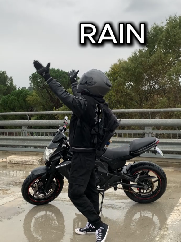 i'm wet 💦 #bike #biker #bikes #bikelife #bikelover #moto #motard #motorcycle #fyp #humor #BookTok #kawasaki #goofy #rain #apt #rosé #brunomars