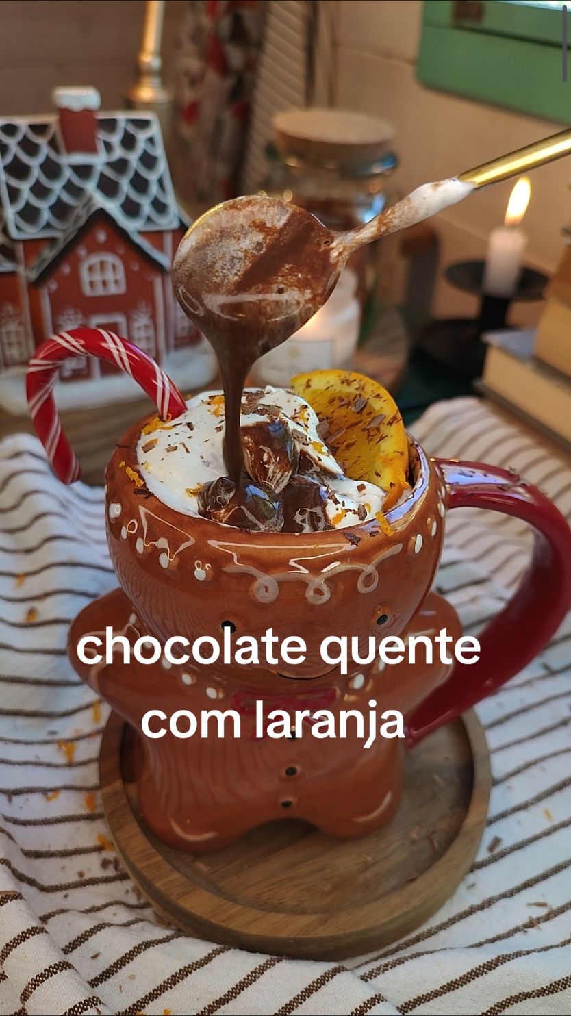 Chocolate quente com laranja ❄️☕🍫🍊 Este chocolate quente tem como base o chocolate quente tipicamente italiano, mais espesso. Se preferirem menos espesso, basta não colocar o amido de milho (maizena). Independentemente da consistência, está versão de chocolate com laranja é simplesmente deliciosa! Ingredientes: 30 gr de cacau; 1 C. Sopa de amido de milho (maizena); 2 C. Sopa de açúcar (ajustar a gosto); 500 ml + 3 C. Sopa de leite; 1 laranja; 100 gr de chocolate negro. Preparação: 1 - 	Começamos por colocar, num tacho, o cacau, a maizena e o açúcar e envolvemos bem; 2 - Juntamos 3 colheres de sopa de leite e mexemos até obter uma pasta homogénea, sem grumos; 3 - Adicionamos os 500 ml de leite, as cascas de laranja e voltamos a envolver; 4 - Levamos a lume médio-baixo, durante cerca de 10 minutos, mexendo sempre para não queimar; 5 - Desligamos o lume e retiramos as cascas de laranja; 6 - Adicionamos o chocolate partido em pedaços e mexemos bem até o chocolate estar dissolvido; 7 - Juntamos o sumo de meia laranja e voltamos a envolver; 8 - Por fim, dispomos o chocolate quente por chávenas ou canecas; 9 - Opcionalmente, podemos adicionar uma a duas colheres de natas batidas, raspas de laranja e de chocolate. #bebidas #bebidasquentes #chocolatequente #receitas #italianchefpt #italianchef #chocolatequentecremoso  #laranja 