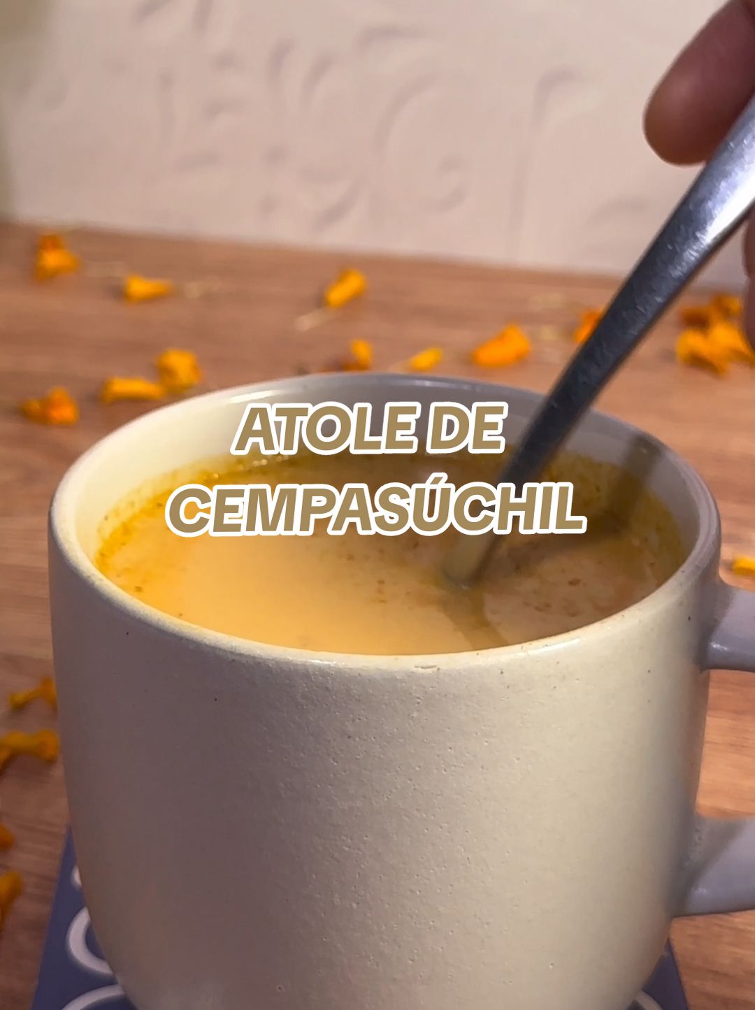 Por que aún no es tarde para preparar este deliiiiii ATOLE DE CEMPASÚCHIL 🤤 INGREDIENTES: 2 Tazas de agua 1 Raja de canela 1/2 Pieza de piloncillo 3/4 Taza de puré de calabaza 2 Flores de cempasúchil orgánicas, limpias, desinfectadas y deshojadas 2 1/2 Tazas de Leche Evaporada CARNATION® CLAVEL® 1 Cucharada de fécula de maíz, disuelta en ¼ taza de agua #dulces #atole #recetas #recetasvirales #recetasrápidas #recetasecretas