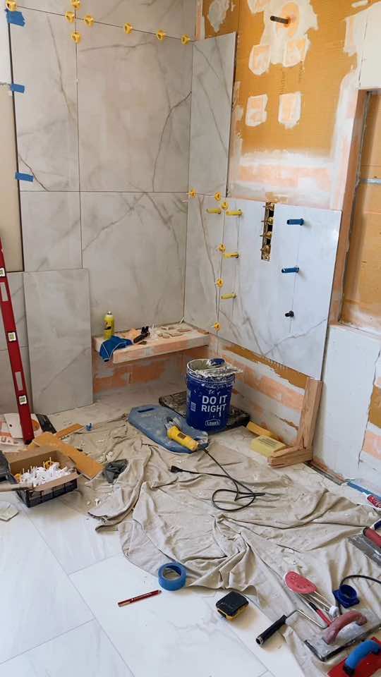 #curblessshower #inthemaking #progress #tileinstallation #bathroomideas #bathroomtips #bathroomdesignstyle #floatingbench #bigtilesbigstyle #showerjet #bathroommakeovers 