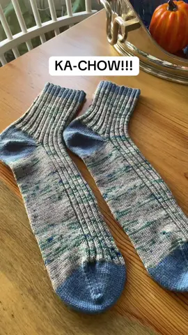 #sockknitting #knitting #knittok #sockknitter #knitsocks #knittingproject #handknit #slowfashion #knittingtiktok #knittersoftiktok 