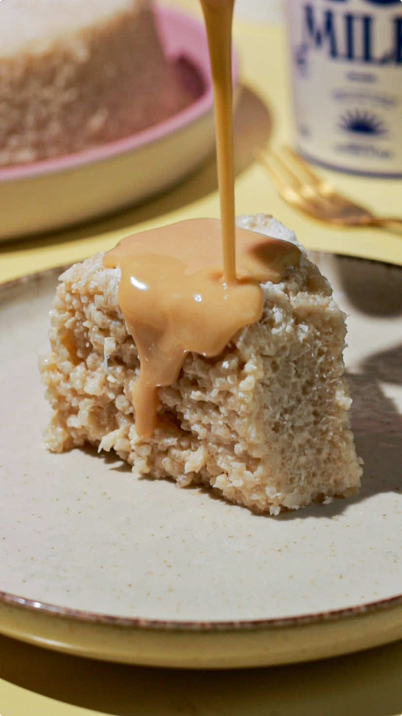 viralizou a gente testa 🫡 esse bolo de tapioca é um dos mais gostosos que já fizemos 😋 🍰 ingredientes - 350gr de tapioca granulada - 850ml de leite vegetal morno (850ml de água e 4 colheres de sopa de Nice Milk Castanha) - 1/2 xícara de açúcar - leite condensado feito com NICE Milk (Aveia ou Castanha) - 100gr de coco ralado 🍰 para o leite condensado - 1/2 xícara de água - 1/4 de xícara de NICE Milk Aveia - 1/2 xícara de NICE Milk Castanha - 1/3 de xícara de açúcar 🍰 modo de preparo 1. faça o leite condensado batendo todos os ingredientes no liquidificador até obter uma mistura cremosa. reserve. 2. em um recipiente, misture a tapioca granulada com o leite morno e o açúcar. 3. mexa até hidratar a tapioca. 4. adicione o leite condensado feito anteriormente e o coco ralado. misture bem. 5. coloque a massa em uma forma para pudim untada com óleo vegetal. 6. leve para a geladeira por 6 horas. 7. desenforme e sirva com mais coco ralado e leite condensado vegano. já marca alguém para fazer essa receita com você! 🫶🏻✨🍰 #bolo #bolovegano #bolodetapioca #receita #receitavegana #veganismo #nicemilk #receitaviral