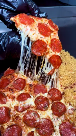 Você gosta de algo mais picante? 😈🌶️🥵🥵 Então vem experimentar nossa pizza de Pepperoni! Feita com uma massa leve, molho artesanal, mussarela da melhor qualidade e claro, Pepperoni @sadiabrasil  Faça seu pedido através do nosso link da Bio 😉 #pizza #delivery #pizzaria #pizzariadelivery #praiademaua #guiadepacobaiba #picante #pepperoni #sadia
