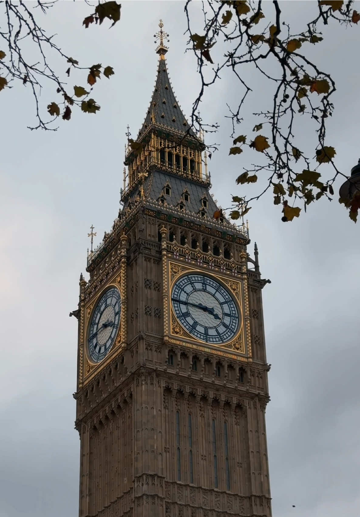 Magical evening in London, with Big Ben, the London Eye, and the charm of the River Thames in the background. A view that never gets old! Who else loves this city? 🏙️✨  👉 Tag someone who needs to visit London! #LondonLife #BigBen #LondonEye #ThamesRiver #EveningVibes #London #ExploreLondon #UKViews #TravelLondon #CharmingLondon #SunsetVibes #DiscoverLondon #Uk 