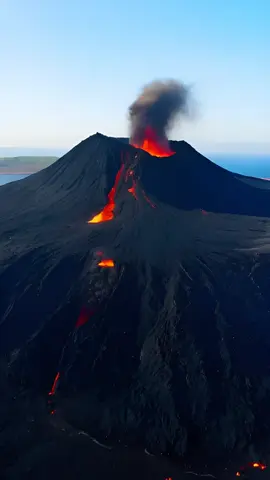 gunung meletus Sudut lebar, gerakan lambat: Gunung berapi raksasa di sebuah pulau dengan kawah besar meletus, memuntahkan aliran lava merah yang besar. Kamera menangkap letusan tersebut dengan detail yang jelas.