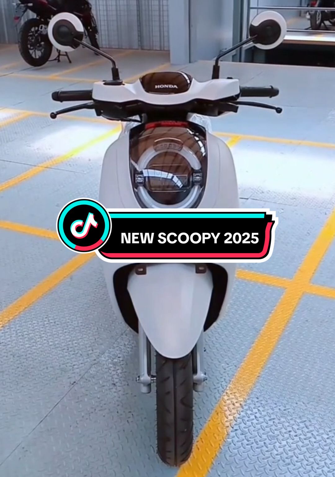 fitur terbaru NEW SCOOPY 2025. 1. New LED crystal bolck headlight 2. Digital panel mater 3. USB type C in console box 4. Honda smart key system 5. Functional hook  6. New taillight & winker design  #honda #scoopy #newmodel #terbaru #scoopy2025 #modelbaru #satuhati 