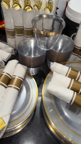 The best plates at the best price #goldplasticplates #disposableplates #disposeablegoldplates #plasticplates #plates #tiktokshop 