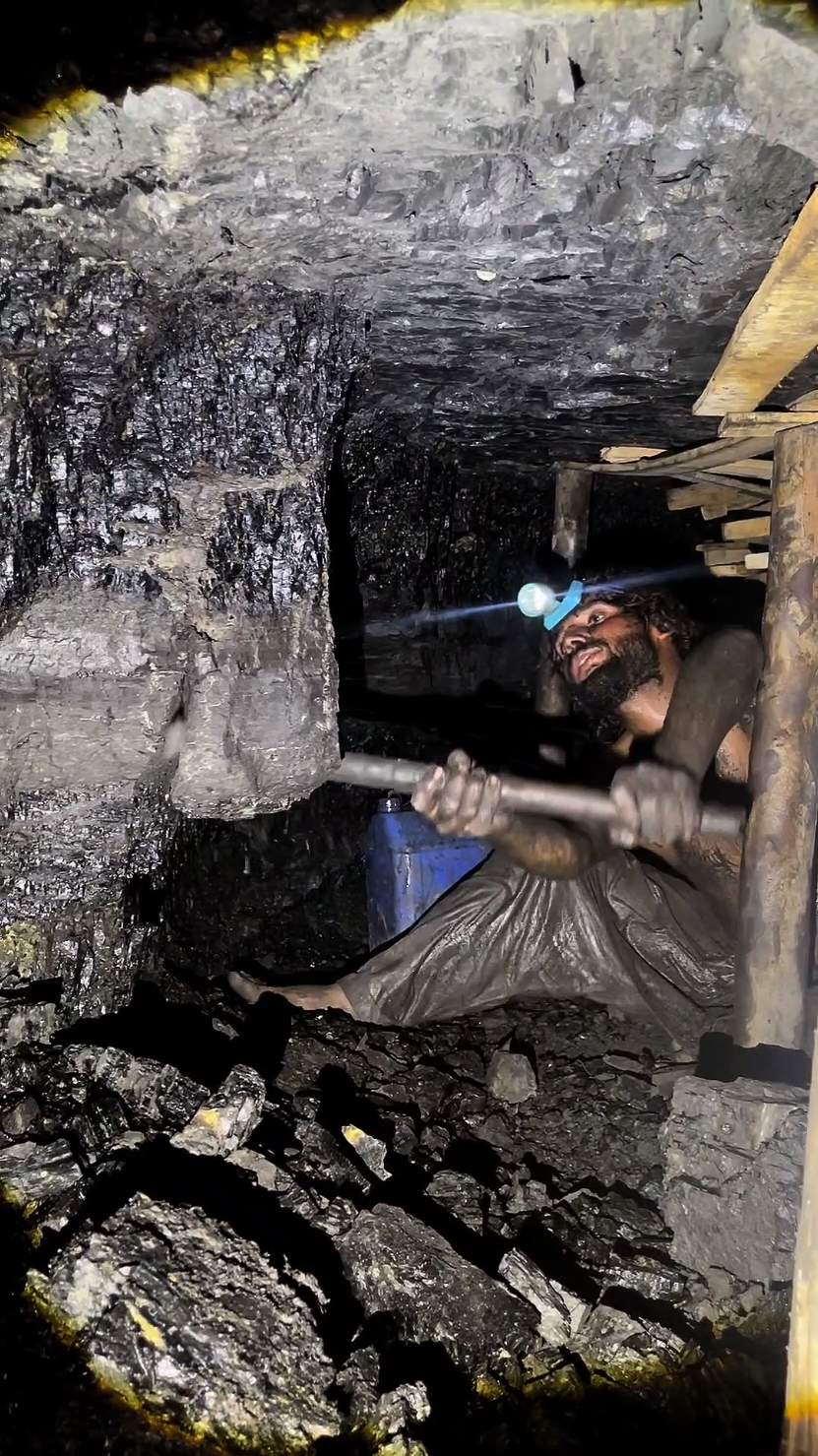 #coal #mine #coalmine #coalminer #minecrafter #technique #hardwork #excavation #craftsman #fyp #coalkingdom 