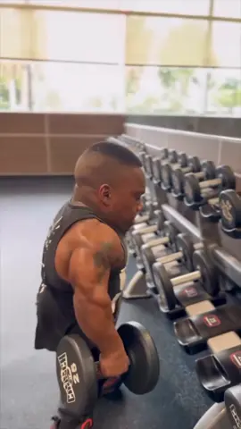 Mis respetos a estos cracks del gym🤯 Puede que sean pequeñitos, pero le están metiendo más ganas que muchos gigantes.  ¡Aplausos para los enanitos que se llevan el premio al esfuerzo! Porque el tamaño no importa… ¡pero las ganas sí! #gym #workout #motivation #inspiration #Fitness 