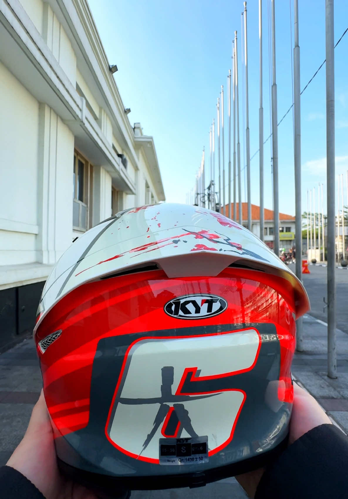 KYT TT Course Xavi Sakura + Kaca Irridium Clear Blue . KYT TT Course Memiliki tingkat keamanan yg maksimal dengan sertifikasi ECE 22.05 . 2024 #UpgradeYourHelmet  . KYT TT Course menggunakan bahan Advanced High Impact Thermoplastic Resin,selain itu juga terdapat 2 shell ukuran dan dilengkapi dengan tali pengikat DD Ring dan slot intercom . —— BANDUNG HELMET GALLERY 0895354110806 | @bandunghelmetgallery Toko 1: Jl. Pungkur No. 160, Bandung ☎ (022)5220995  Toko 2: Jl. Raya Cibabat No. 367, Cimahi ☎ (022)6645488 Toko 3: Tasik Helmet Gallery  Jl. Mitra Batik 82, Tasikmalaya #KYTHELMET #kytttcourseindonesia #kytttcourse 